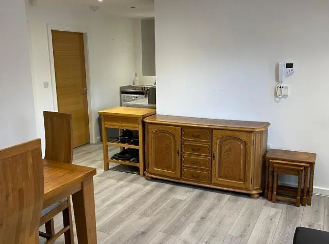 Lovely, Sleeps 8, Cafe Bars, Central Formby